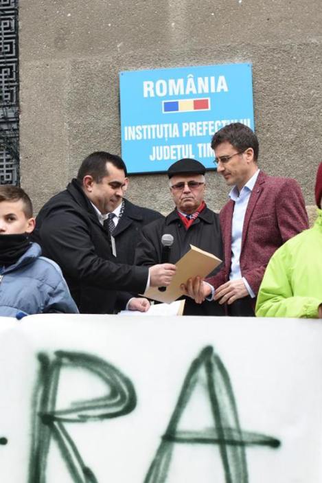Samy Tutac Protest Timisoara Institutia Prefectului Judetul Timis